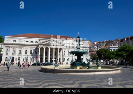 Théâtre national, théâtre national avec fontaine en bronze, Praca Dom Pedro IV, la place Rossio, Baixa, Lisbonne, Portugal, Europe Banque D'Images