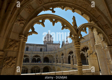 Deux étages, cloître claustro, Mosteiro dos Jeronimos, monastère des hiéronymites, UNESCO World Heritage site, style gothique tardif Banque D'Images