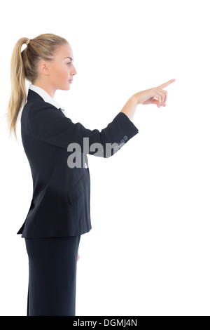 Voir le profil de blonde attractive businesswoman pointing Banque D'Images