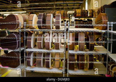 Guitare empilés au cours de processus de production chez Martin Guitars factory à Nazareth, Pennsylvanie, USA Banque D'Images