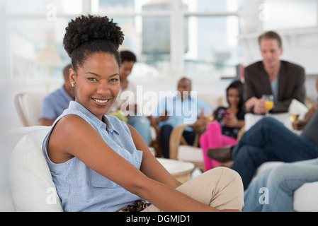 Office de tourisme. Une jeune femme tout sourire. Banque D'Images