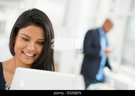 Les gens d'affaires. Une femme à l'aide d'une tablette numérique. Banque D'Images