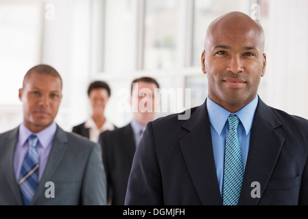 Les gens d'affaires. Une équipe de personnes, d'un service ou d'une entreprise. Trois hommes et une femme. Banque D'Images