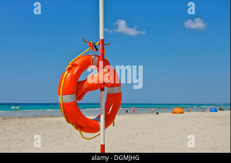 Bouée sur une plage, à Minorque, Îles Baléares, Espagne, Europe Banque D'Images