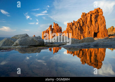 Plage de Rocce Rosse, rochers de porphyre rouge, Arbatax Tortoli, province de l'Ogliastra, Sardaigne, Italie, Europe Banque D'Images