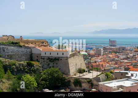 Vue depuis le Castello trimestre vers le port et le golfe du Casteddu, Cagliari, Sardaigne, Italie, Europe Banque D'Images