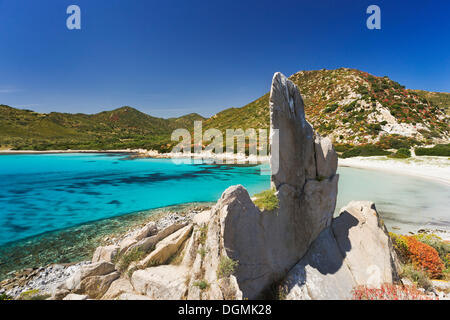 Pinnacle de granit sur la plage de Punta Molentis, Villasimius, Sarrabus, province de Cagliari, Sardaigne, Italie, Europe Banque D'Images