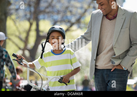 Le vélo et le plaisir. Un père et son fils, côte à côte. Banque D'Images