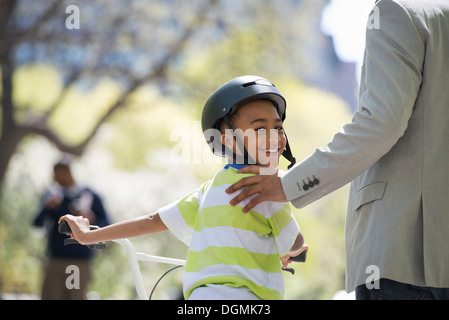 Le vélo et le plaisir. Un père et son fils, côte à côte. Banque D'Images