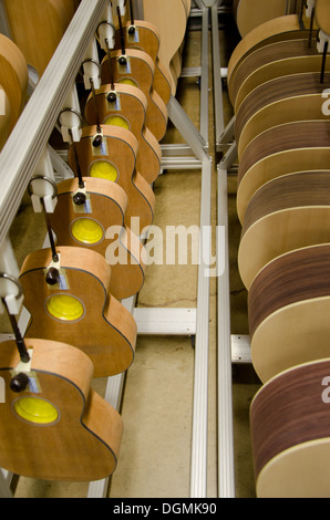 Rangée de corps de guitare pendant processus de production chez Martin Guitars factory à Nazareth, Pennsylvanie, USA Banque D'Images