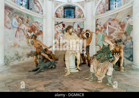 La flagellation de Jésus, scène faite de soldats en terre cuite grandeur nature et les fresques de la chapelle du VII Morazzone Sacro Monte Banque D'Images