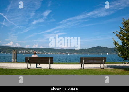 Femme portant un foulard, assis sur un banc au bord du lac de Constance, Bodman, Bade-Wurtemberg Banque D'Images