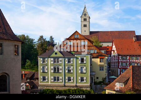 Façades colorées et l'église paroissiale de Mariae Heimsuchung dans le quartier historique de Meersburg, quartier Bodenseekreis Banque D'Images