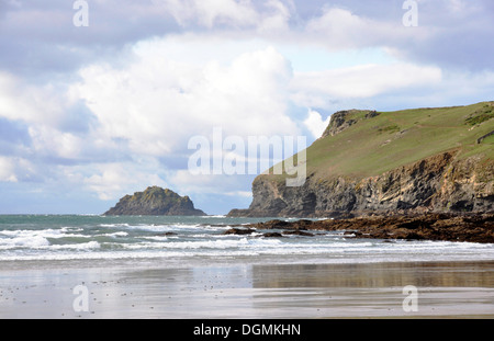 Cornouailles du nord - Point Pentire - vue de la plage de Polzeath - à travers les vagues déferlantes - falaises - ciel lumineux Banque D'Images