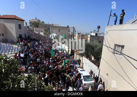 Ramallah, Cisjordanie, territoire palestinien, . 23 Oct, 2013. Les Palestiniens portent le corps du militant du Jihad islamique palestinien Mohammed Assi lors de ses funérailles dans le village de Beit Lakiah, près de Ramallah, Cisjordanie, 23 octobre 2013. Le service de sécurité d'Israël et l'armée a déclaré que les forces israéliennes ont tué Assi, qui serait responsable d'une bombe dans un bus de Tel-aviv 2012 Credit : Issam Rimawi APA/Images/ZUMAPRESS.com/Alamy Live News Banque D'Images