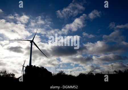 Éoliennes silhouette contre le ciel bleu landscape Banque D'Images