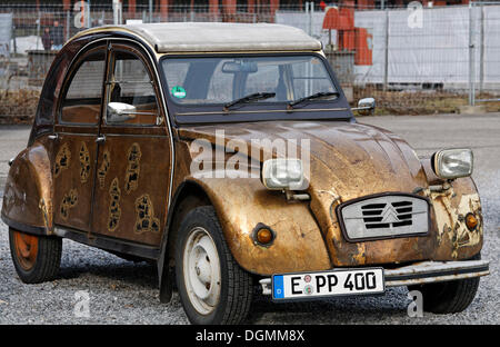 Voiture culte 2CV Citroën, Canard peint or body, Essen, Rhénanie du Nord-Westphalie Banque D'Images