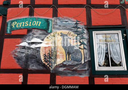 Loup hurlant peint sur le mur d'une maison à colombages, signe d'un guesthouse, Thale, Harz (Saxe-Anhalt) Banque D'Images