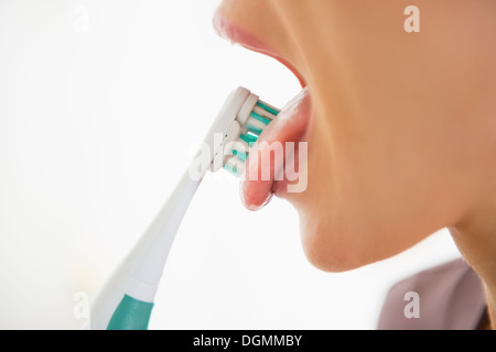 Gros plan sur young woman cleaning timon à l'aide d'une brosse à dents Banque D'Images