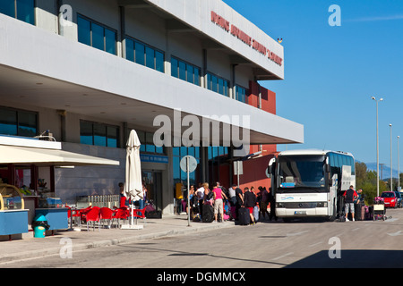 Les touristes britanniques la collecte de documents de leur transfert autocar au terminal de départ, l'aéroport de Zakynthos (Zante), Grèce Banque D'Images