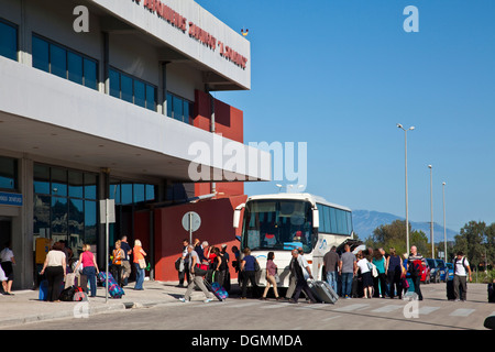 Les touristes britanniques la collecte de documents de leur transfert autocar au terminal de départ, l'aéroport de Zakynthos (Zante), Grèce Banque D'Images