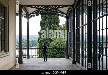 Seul un homme portant un sac à dos à la recherche de la terrasse vers le Rhin, le Musée de la gare Bahnhof Rolandseck Banque D'Images