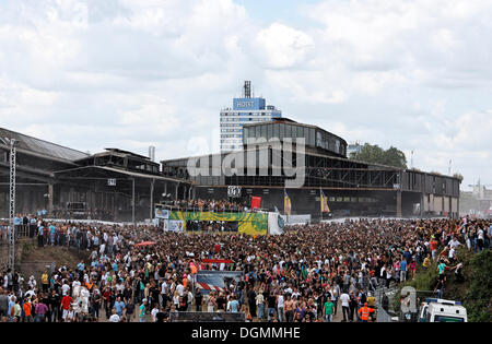 La foule à l'extérieur du bâtiments abandonnés d'un ancien dépôt de marchandises, Loveparade 2010, Duisbourg, Rhénanie-du Banque D'Images
