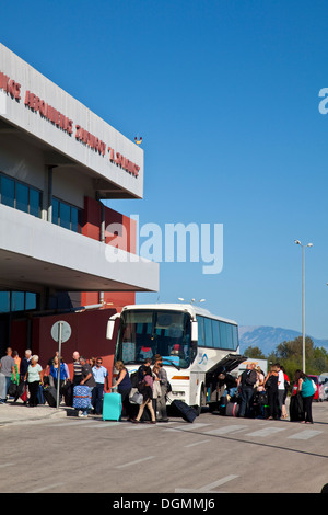 Les touristes britanniques la collecte de documents de leur transfert autocar au terminal de départ, l'aéroport de Zakynthos (Zante), Grèce Banque D'Images