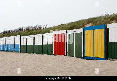 Cabines de plage de couleur, Zoutelande, presqu'île de Walcheren, province de Zélande, Pays-Bas, Benelux, Europe Banque D'Images