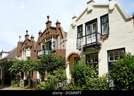 Maisons de ville historiques avec frontons sur Nordsingel street, Middelburg, presqu'île de Walcheren, province de Zélande, Pays-Bas, Benelux Banque D'Images