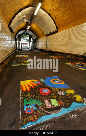 Tunnel pour piétons avec des dessins à la craie sur le sol, peint par les enfants, la gare désaffectée Suedbahnhof, Krefeld Banque D'Images