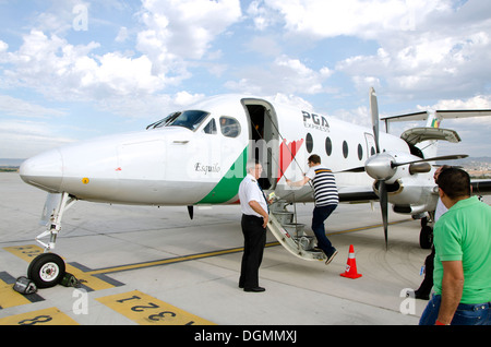 Les passagers d'un avion Beechcraft 1900D à partir de la TAP Portugal en position parking à côté de la piste. Malaga, Espagne. Banque D'Images