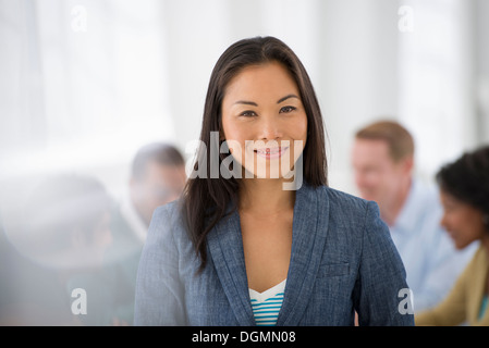 Réunion d'affaires. Un groupe assis autour d'une table. Un confident businesswoman. Leader. Banque D'Images