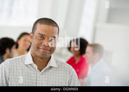 Réunion d'affaires. Un homme souriant en toute confiance. Banque D'Images