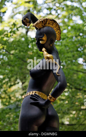 Statue féminine avec une coupe Iroquois et un rat d'or assis sur son épaule, Ernst Fuchs, Musée de l'ancien hôtel particulier de l'architecte Banque D'Images