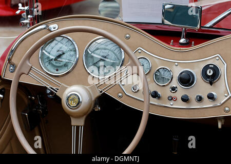 Volant et panneaux de bord d'une MG TD MK II, la voiture d'époque Banque D'Images