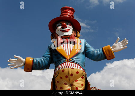 Clown avec un chapeau haut et les bras étendus, fun fair figure Banque D'Images