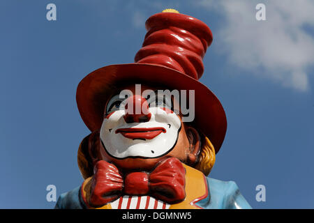 Clown avec un chapeau haut, fun fair figure Banque D'Images