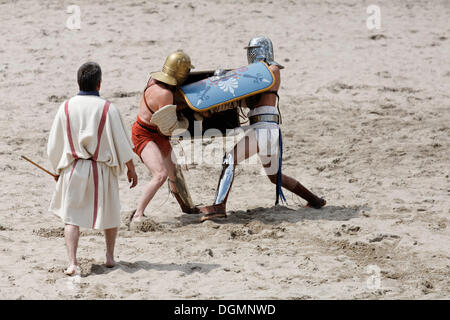 Provocator versus Provocator, un combat de gladiateurs, exposition lutte, Familia Gladiatoria Pulli Cornicinis par Marcus Junkelmann, Banque D'Images