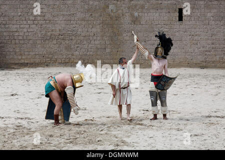 Murmillo victorieuse, un combat de gladiateurs, exposition lutte, Familia Gladiatoria Pulli par Cornicinis Roemerfest Junkelmann, Marcus Banque D'Images