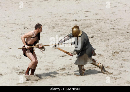 Retiarius, ciseaux contre un gladiateur lutte, exposition lutte, Familia Gladiatoria Pulli Cornicinis par Marcus Junkelmann, Banque D'Images