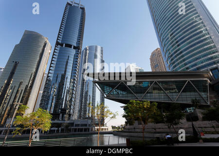 Gratte-ciel sur un lac artificiel, l'Almas Tower, projet de construction à grande échelle, Jumeirah Lake Towers, Dubaï Banque D'Images