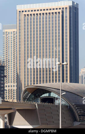 La station de métro Jumeirah Lake Towers en face d'un gratte-ciel, Dubaï, Émirats arabes unis, au Moyen-Orient, en Asie Banque D'Images