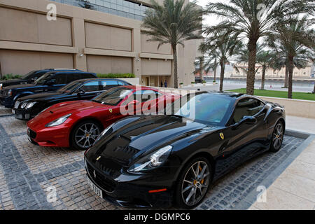 Ferraris garées en face de l'hôtel de luxe Grosvenor House, Dubai Marina, Dubai, Émirats arabes unis, Moyen Orient Banque D'Images