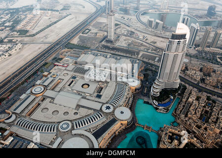 Vue depuis le Burj Khalifa à Dubaï Mall, Fontaine Lac et d'un hôtel de luxe, l'adresse, Dubaï, Émirats arabes unis, Moyen Orient Banque D'Images