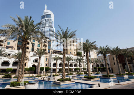 Quartier construit dans le style traditionnel, le centre-ville de Dubaï, la vieille ville, en face d'un gratte-ciel, l'adresse, un hôtel de luxe Banque D'Images