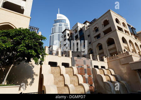 Quartier construit dans le style traditionnel, le centre-ville de Dubaï, la vieille ville, en face d'un gratte-ciel, l'adresse, un hôtel de luxe Banque D'Images