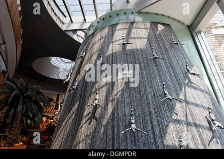 La cascade artificielle, cascade intérieure avec sculptures grandeur de plongeurs, centre commercial Centre Commercial de Dubaï, Émirats Arabes Unis Banque D'Images