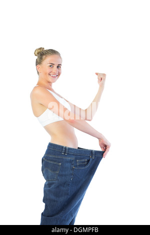 Confiant blonde wearing triomphante pantalon trop grand Banque D'Images