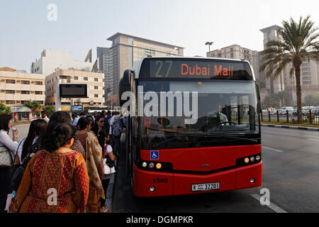 Les gens de se mettre sur un bus pour le centre commercial de Dubaï, Union Square, quartier de Deira, Dubaï, Émirats arabes unis, au Moyen-Orient, en Asie Banque D'Images